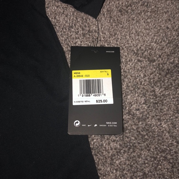 standard fit nike T shirt - Picture 2 of 3